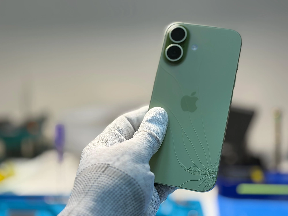 Розбите заднє скло iPhone 17 до ремонту в сервісному центрі iFix у Києві Розбите заднє скло iPhone 17 до заміни в Києві