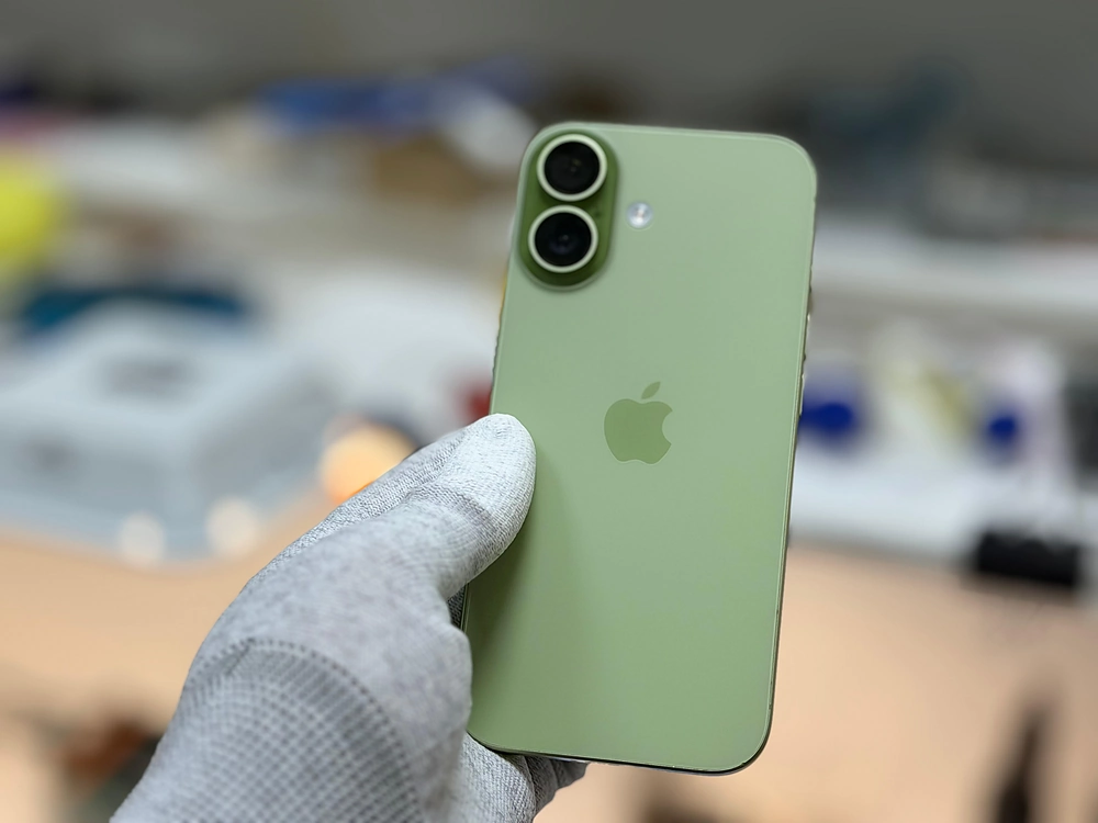 iPhone 17 після заміни заднього скла в сервісному центрі iFix у Києві iPhone 17 після заміни заднього скла в Києві