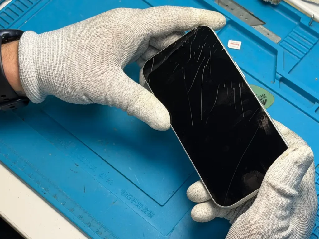 Заміна скла iPhone 17 Pro в iFix Розбите скло iPhone 17 Pro перед заміною у сервісному центрі iFix