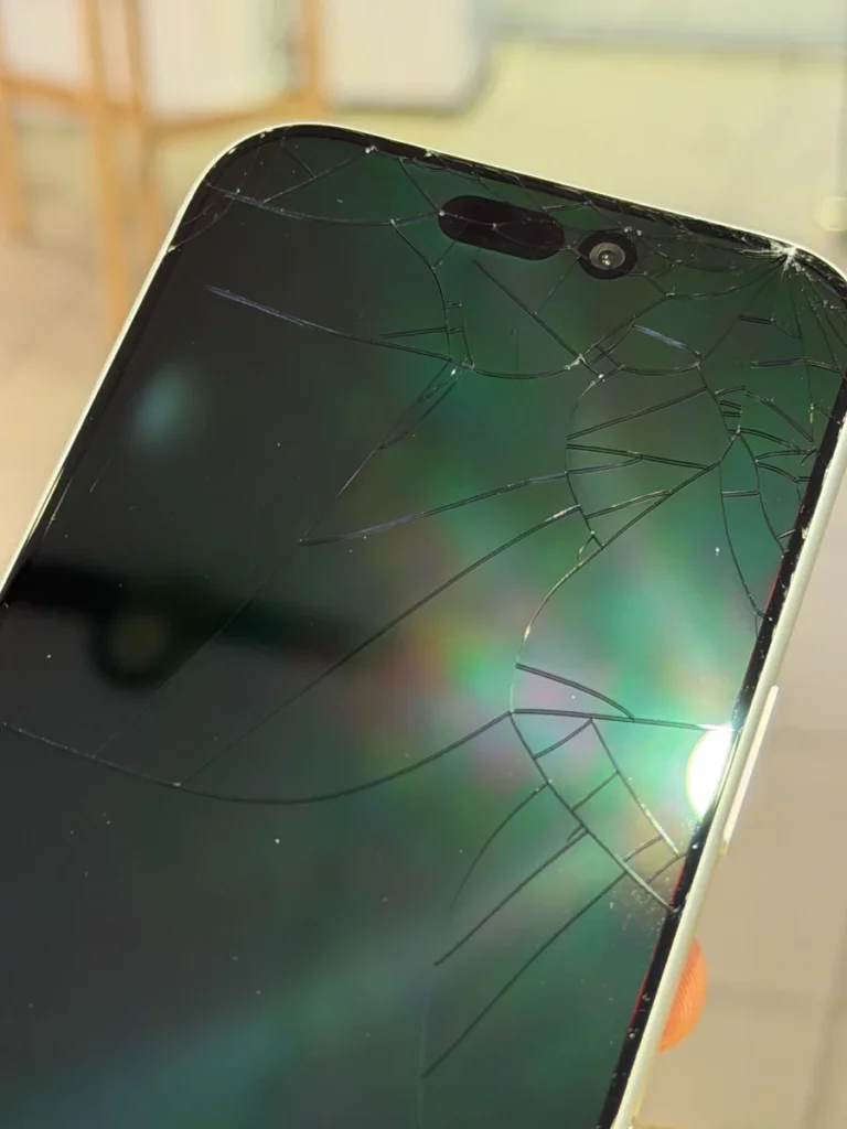 Розбите скло iPhone 17 Pro Max перед заміною в сервісі iFix Розбите скло iPhone 17 Pro Max — тріщини на екрані після падіння