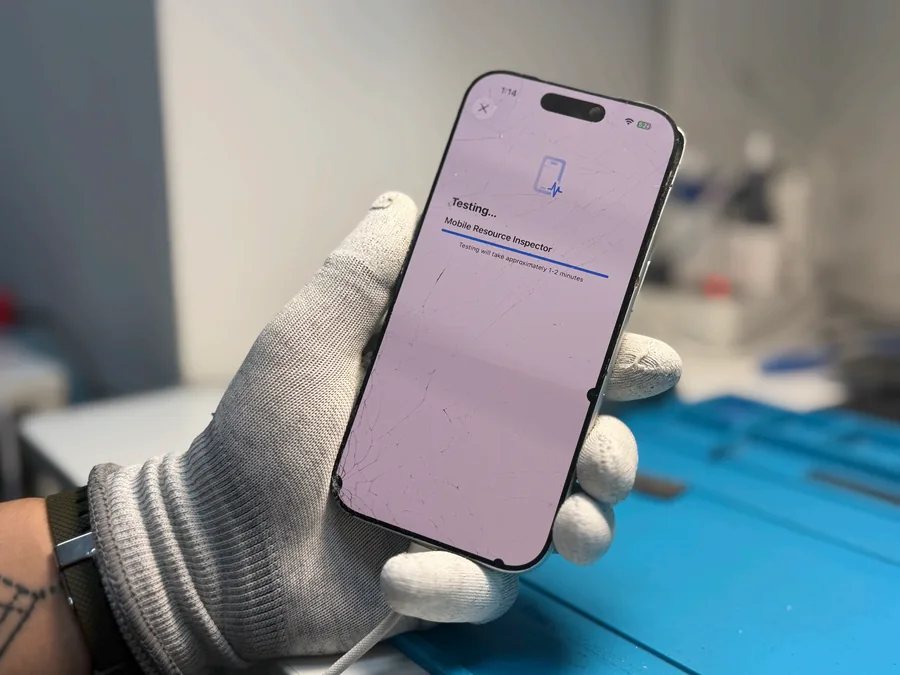 Діагностика дисплея iPhone 17 Pro перед заміною Діагностика пошкодженого дисплея iPhone 17 Pro перед заміною в iFix