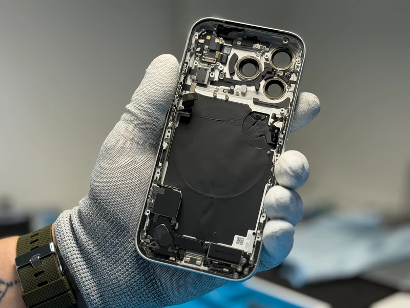 Процес заміни корпусу iPhone 17 Pro Процес заміни корпусу iPhone 17 Pro у сервісі iFix
