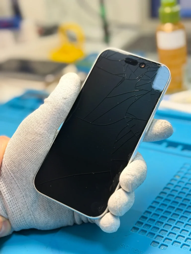 Розбитий екран iPhone 17 Pro до ремонту в сервісному центрі iFix Київ
