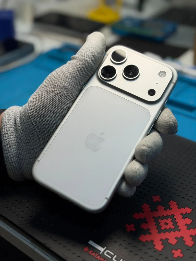 iPhone 17 Pro після ремонту в сервісному центрі iFix Київ — повністю відновлений пристрій