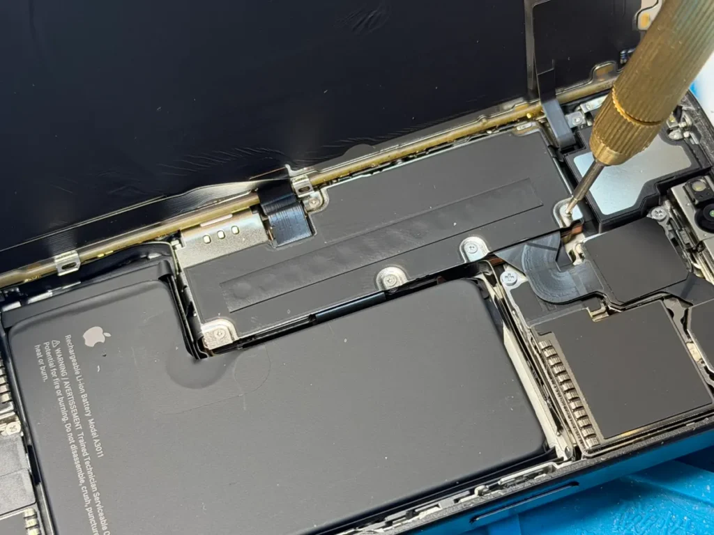 Процес ремонту iPhone 14 Pro Max після розбирання в iFix Ремонт iPhone 14 Pro Max — процес ремонту після розбирання