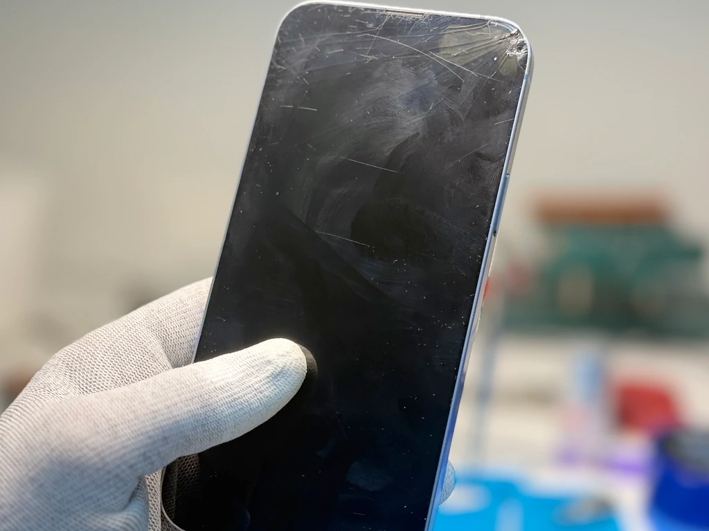 iPhone 14 Plus із пошкодженим екраном перед ремонтом у сервісному центрі iFix у Києві