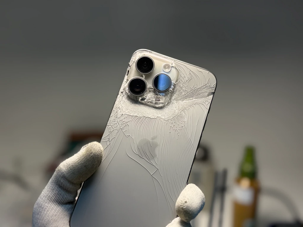 Ремонт iPhone 15 Pro Max у Києві — діагностика пристрою в iFix iPhone 15 Pro Max із розбитим заднім склом перед ремонтом у сервісному центрі iFix у Києві